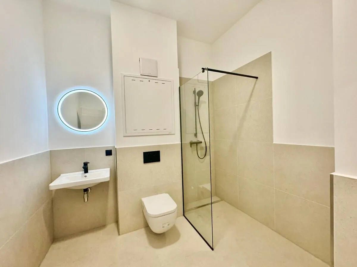Modern Stylish Apartment With Garden & Free Parking Bécs