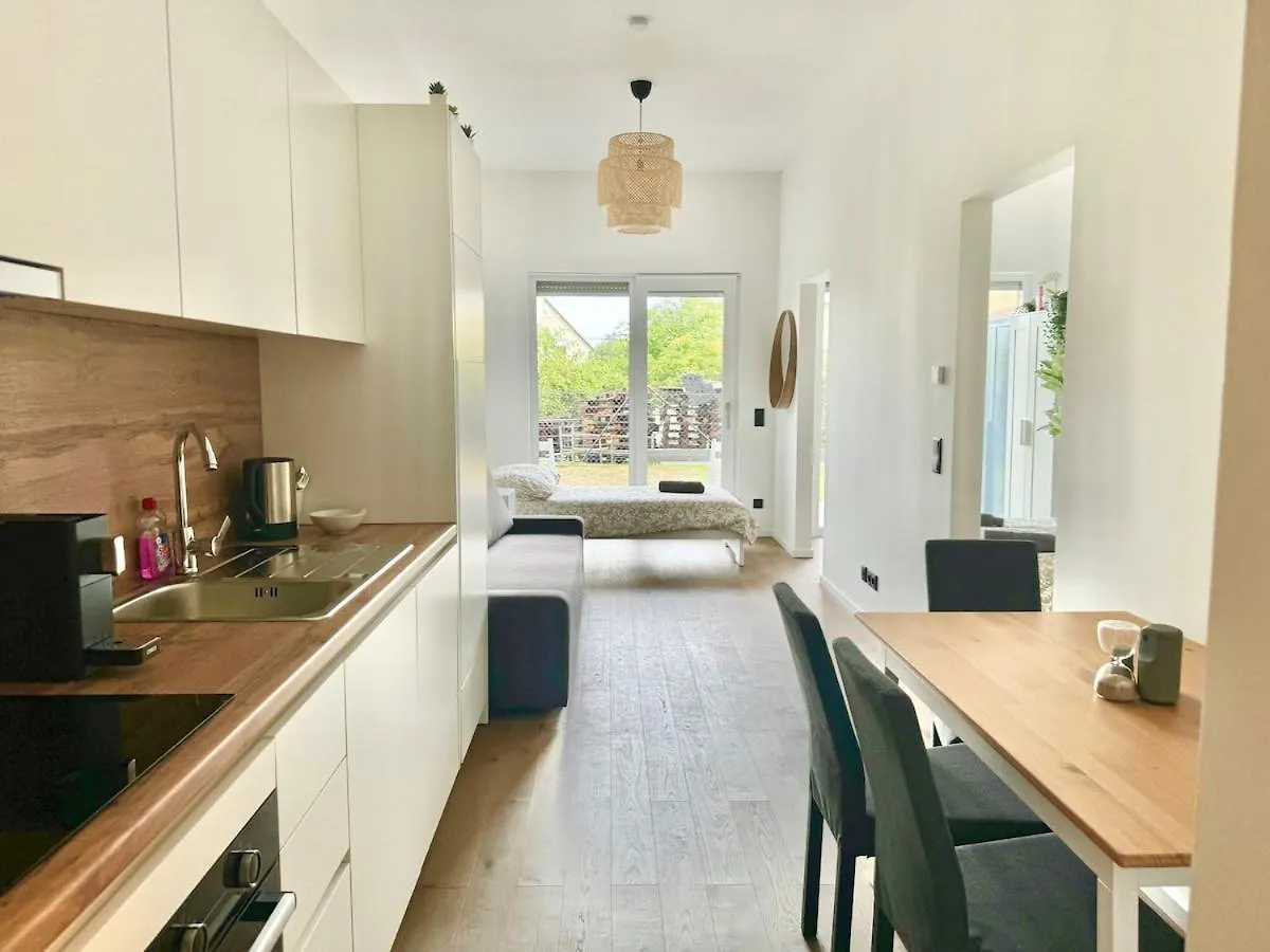 Modern Stylish Apartment With Garden & Free Parking location